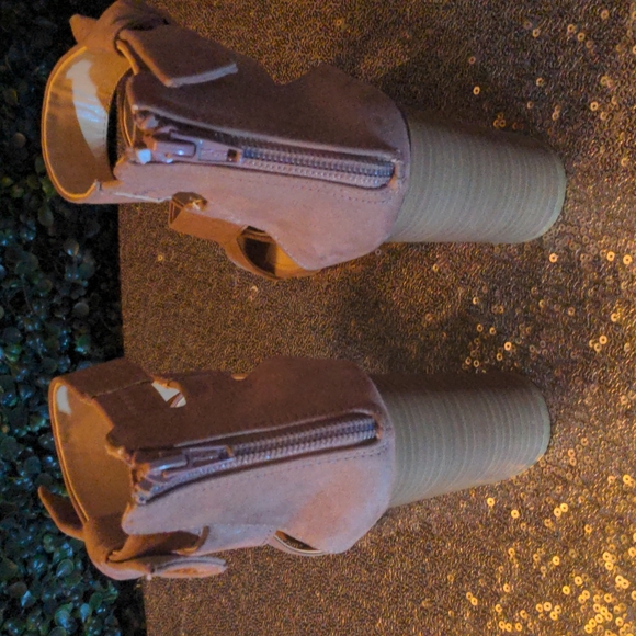 LC strappy heels - Picture 5 of 5